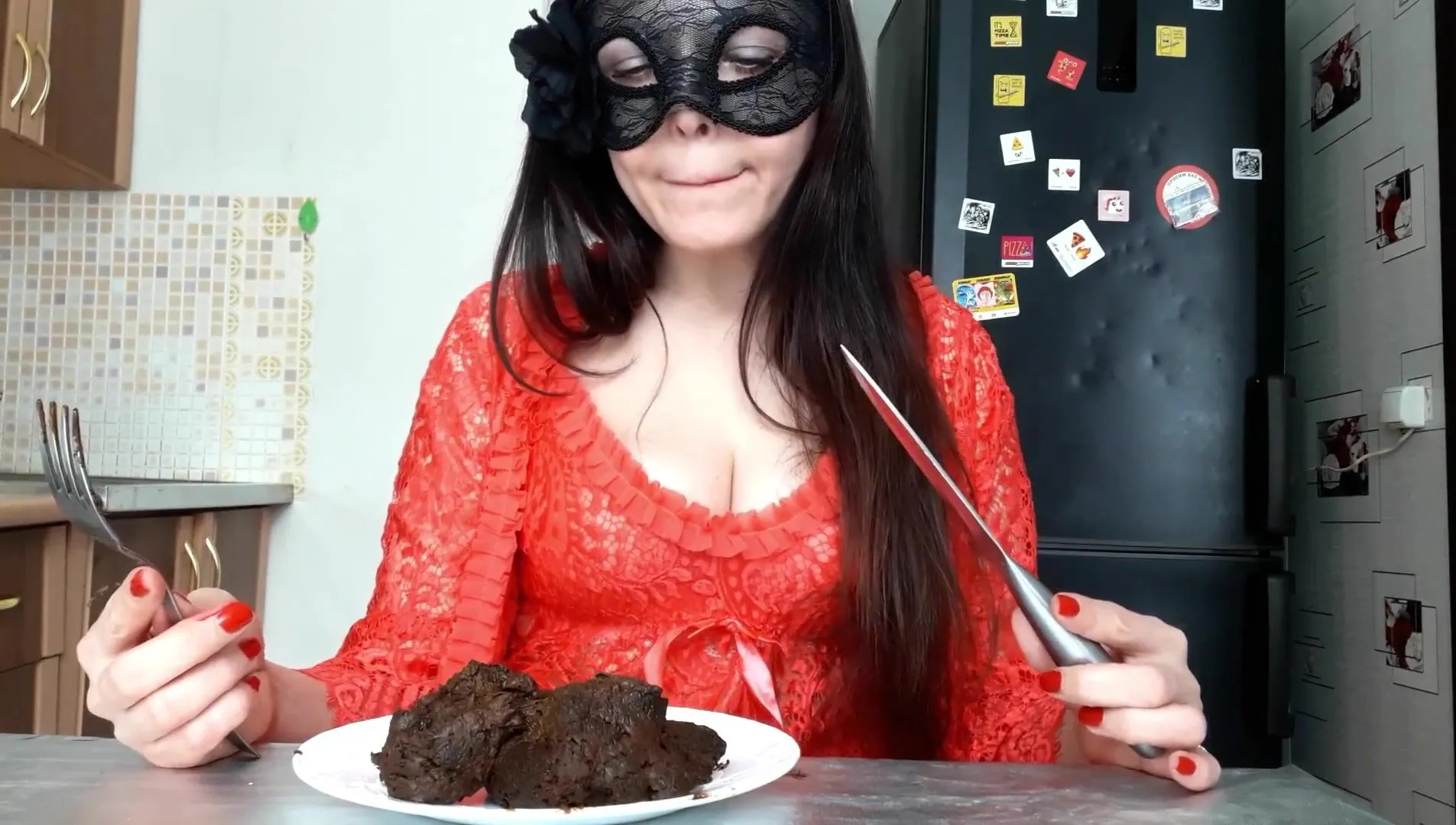 MILF scat eating from the plate using a fork and knife - PervertTube.com