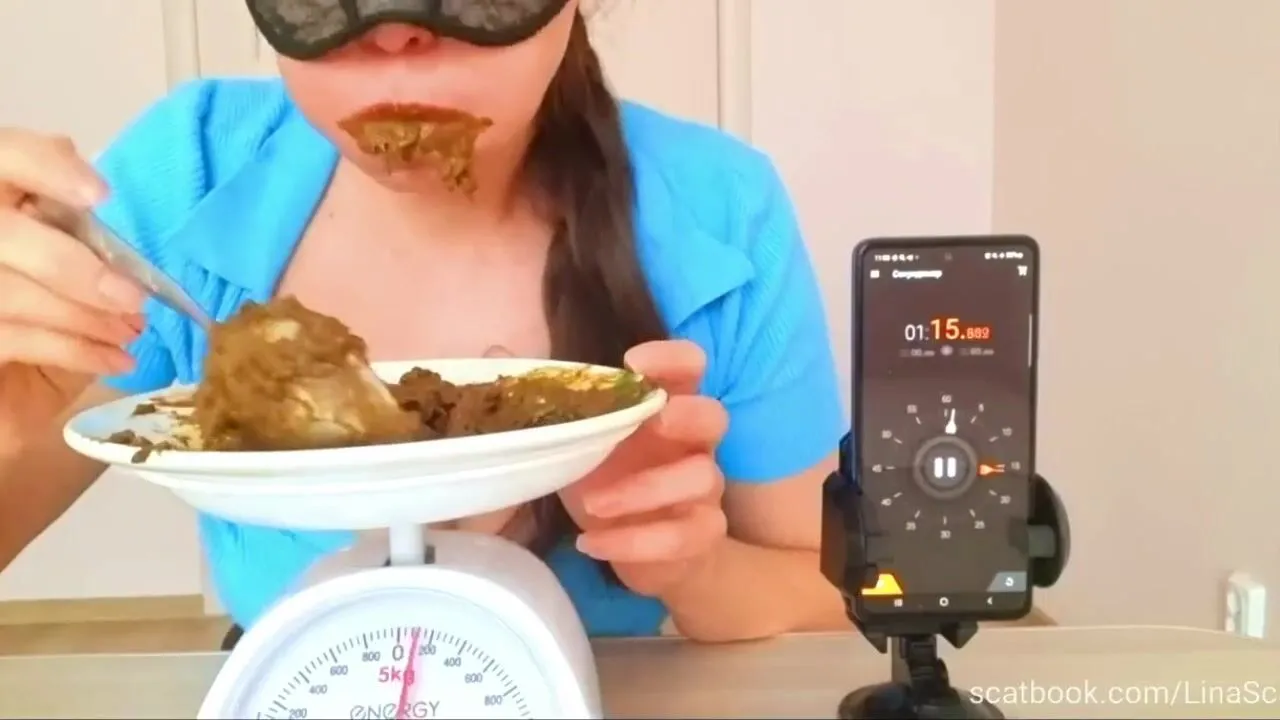 Woman eating scat as quickly as possible - PervertTube.com